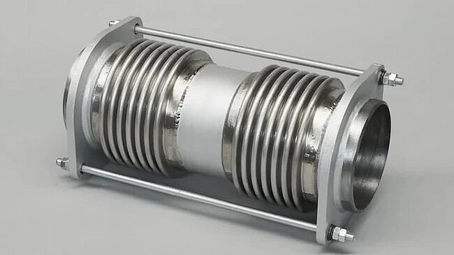 Edelstahl-Kompensator mit Metallbalg, Leitrohr und Schutzstangen zur Aufnahme von Bewegungen in Rohrleitungen