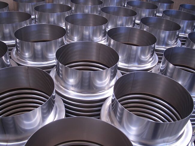 Mehrere Edelstahl-Metallbälge als Kompensatoren in unterschiedlichen Größen und Ausführungen