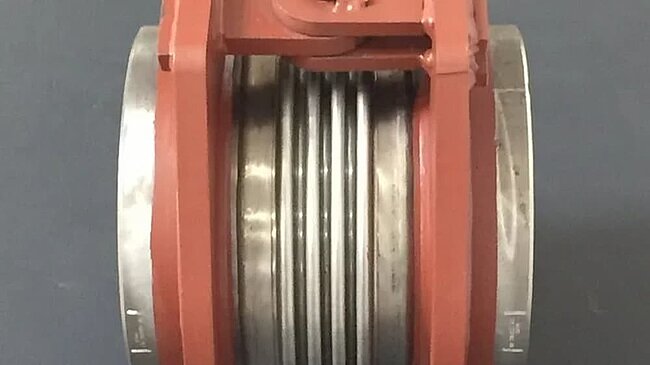 Detailaufnahme eines Edelstahl-Kompensators mit Metallbalg im Gehäuse zur Aufnahme von Bewegungen