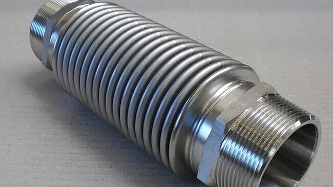 Edelstahl-Kompensator mit Gewindeanschluss für Heizungs-, Klima- und Wasserinstallationen in der Haustechnik