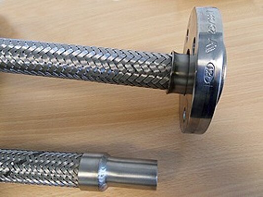 Edelstahl-Metallschlauch mit Geflecht und Anschlussverschraubung für industrielle Anwendungen