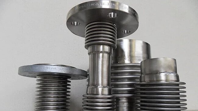 Verschiedene Edelstahl-Kompensatoren mit Metallbälgen in unterschiedlichen Ausführungen