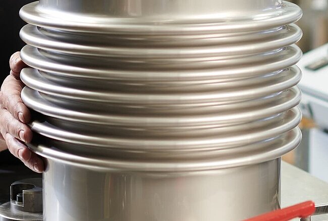 Hochwertiger Edelstahl-Kompensator mit Metallbalg zur Aufnahme von Bewegungen in Rohrleitungssystemen