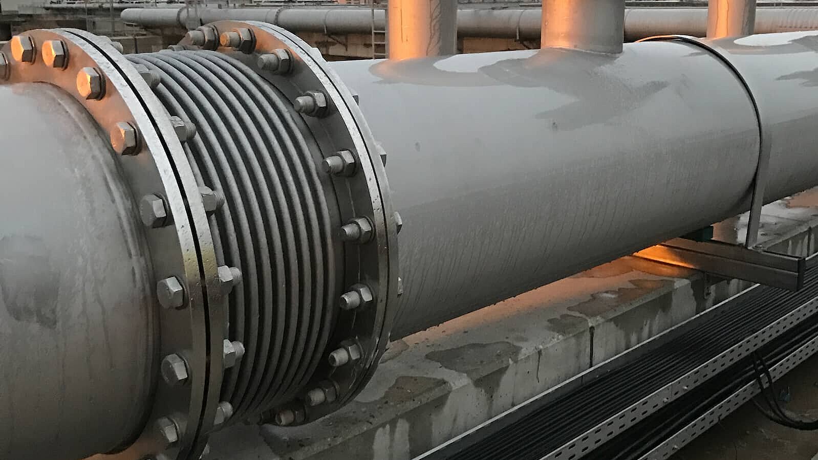 Axialkompensator aus Edelstahl in industrieller Rohrleitung zur Aufnahme von Bewegungen und Vibrationen