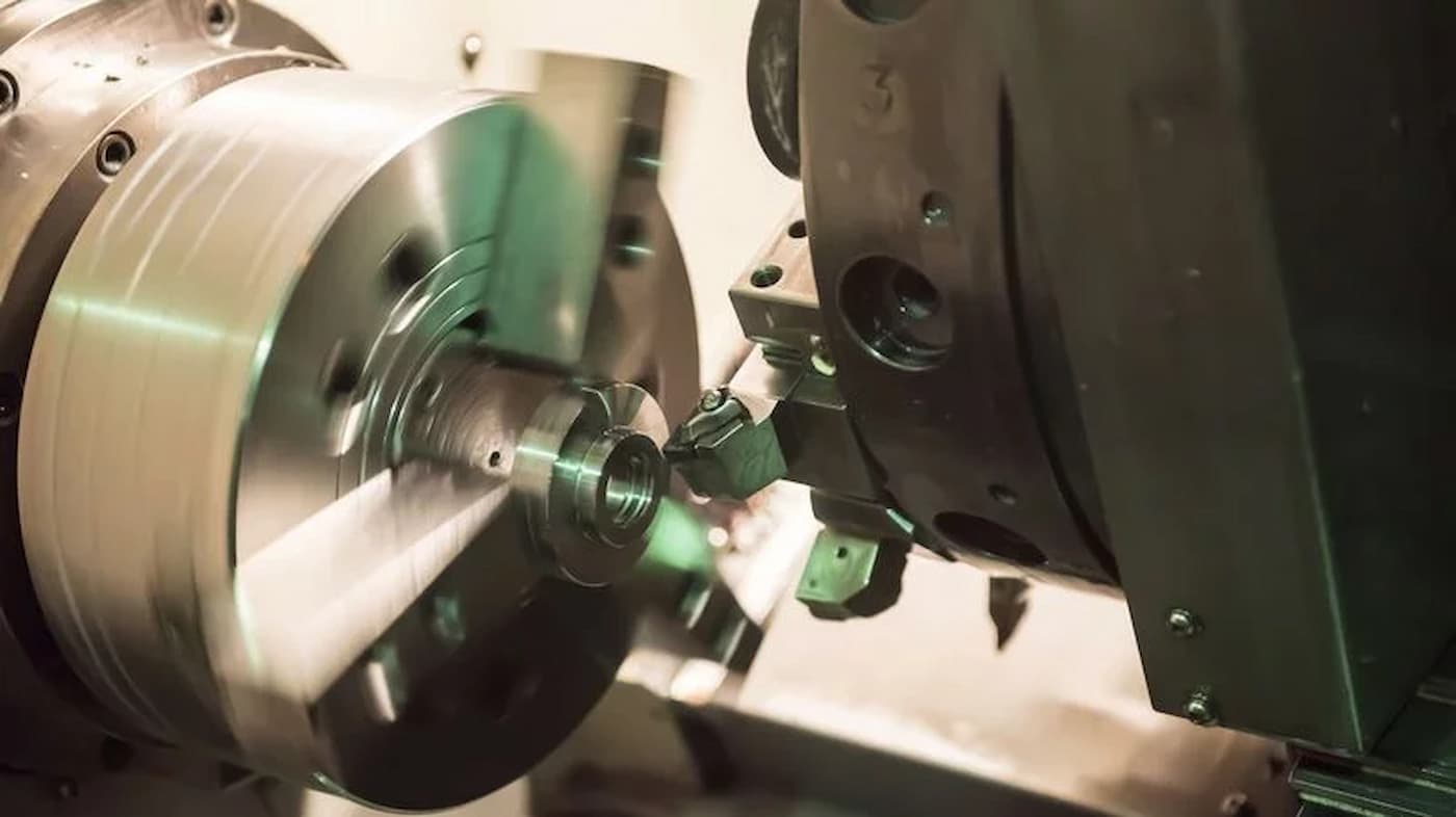 CNC-Drehbearbeitung eines Metallbauteils zur Herstellung von Kompensatoren
