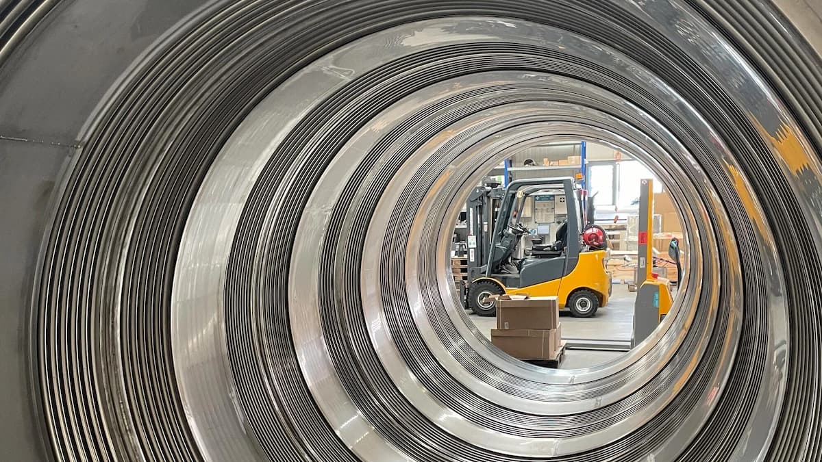 Kompensatoren aus Edelstahl in der industriellen Fertigung mit Blick durch Metallbalg