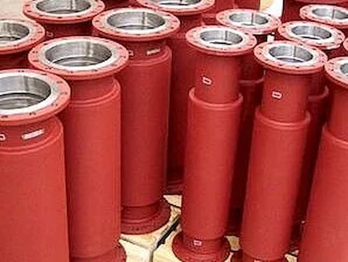 Lackierte Kompensatoren in Serienfertigung für industrielle Rohrleitungssysteme