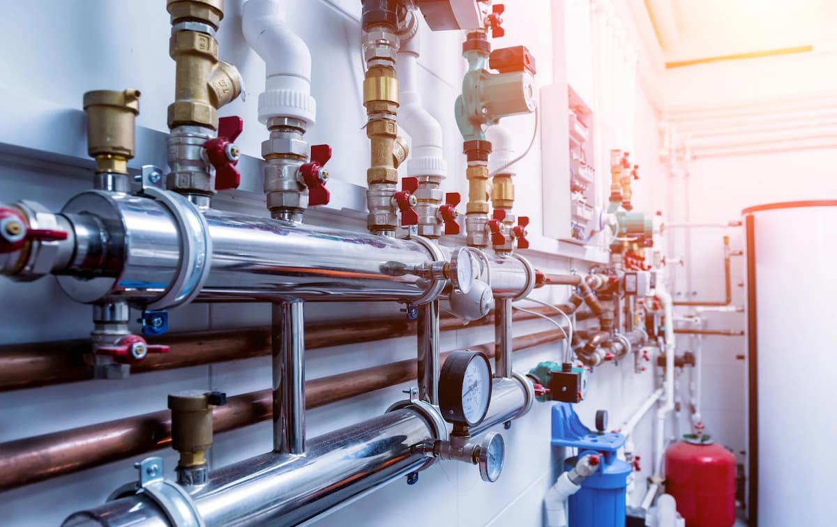 Rohrleitungssystem mit Ventilen und Armaturen in der technischen Gebäudeausrüstung