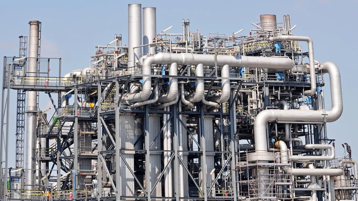 Industrieanlage mit komplexem Rohrleitungssystem als Einsatzbereich für Kompensatoren